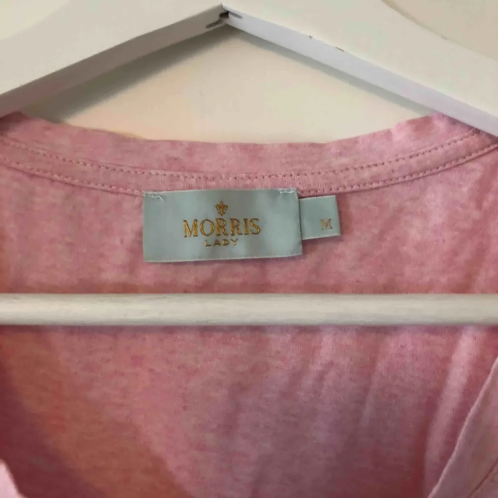Superfin tröja från Morris. Köpt för 600kr och är i jättebra skick💗💗. T-shirts.