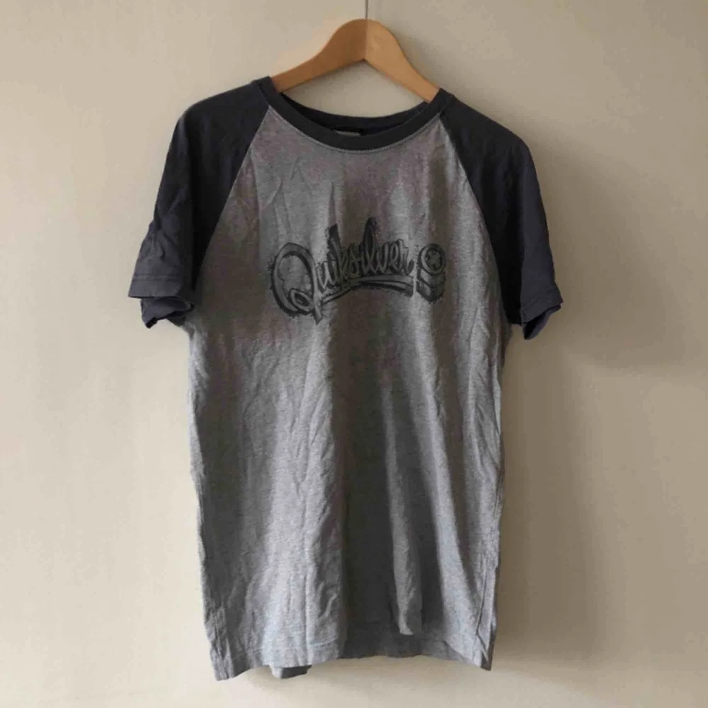 Quicksilver - Kan hämtas i Uppsala eller skickas mot fraktkostnad . T-shirts.