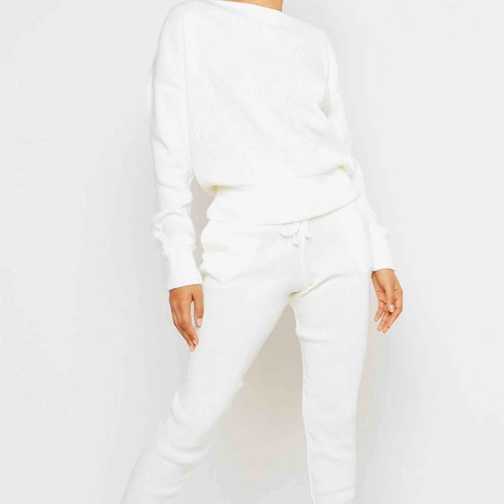Stickad mysset i vit! Säljer både tröjan och byxorna som ett set. Aldrig använt ⭐️ Köparen står för frakten. Stickat.