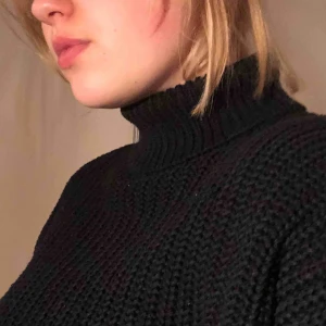  - Stickad cropped tröja med turtleneck från BikBok.   Köpare står för frakt, kan mötas i Nacka eller ev annan plats🙏🤠