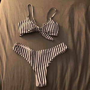  - SÅLD!! Oavnvänd bikini, står storlek L men passar S-M. Är för liten på mig som har M/L i bikini. Justerbara band, knytning i ryggen, vaddad topp, bikinitrosor med hög skurning. ”Rosetten” framtill går att ta bort eller knyta som man vill! Frakt ingår!