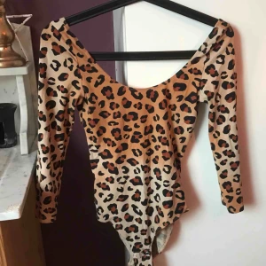  - Leopardmönstrad body. Aldrig använd. Betala gärna med swish. Frakt blir 35 kr. Kan samfrakta om du köper flera varor av mig!