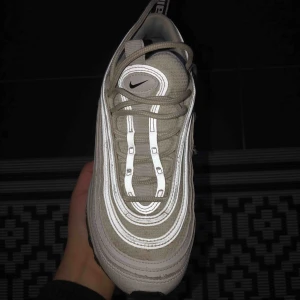  - Säljer ett par Nike Air Max 97 LX Overbranded i storlek 38. Skorna har dessutom reflex. Säljer pga att de inte passar mig längre. Helt fräscha och använt fåtal gånger.   Pris kan diskuteras vid snabbaffär.   Original pris: 2.049kr Säljs för 600kr