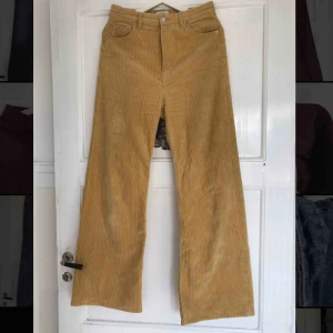  - Snygga gula Manchester byxor från weekday i storlek 38💓 säljer pga för små. Köparen står för frakt men kan även mötas upp i centrala Stocholm 💞 priset kan diskuteras vid snabb affär 🥰