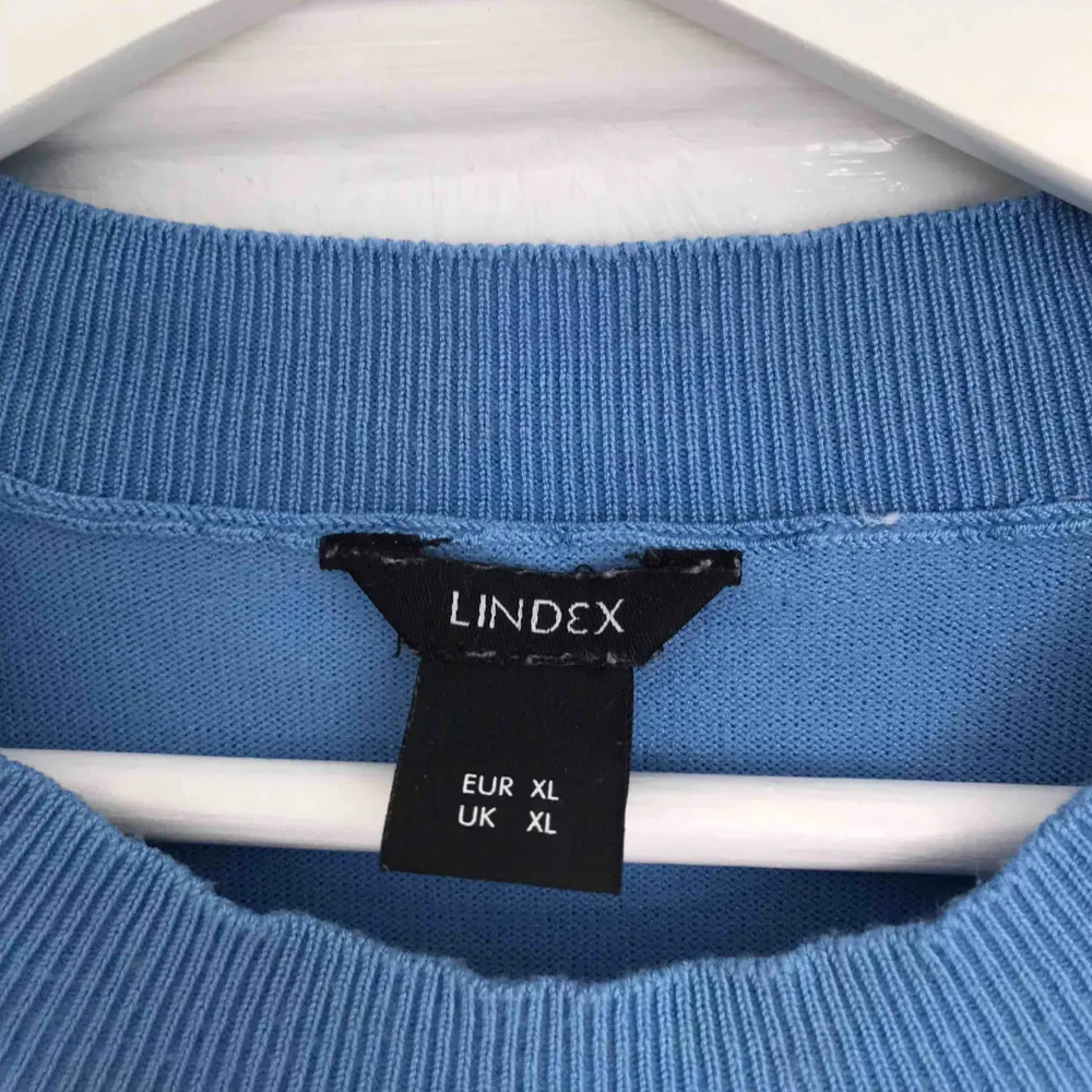Fin blå t-shirt med långa ärmar från Lindex! 50kr exklusive frakt, hör av dig för mer information💕. T-shirts.