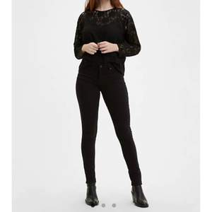 Ett par super snygga och sköna levi's jeans i svart färg. Används inte så dom är i ny skick. För fler frågor skicka. Frakten betalas av köparen. (60 kr)