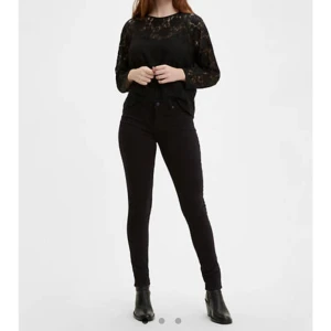 Skinny jeans regular waisted   - Ett par super snygga och sköna levi's jeans i svart färg. Används inte så dom är i ny skick. För fler frågor skicka. Frakten betalas av köparen. (60 kr)