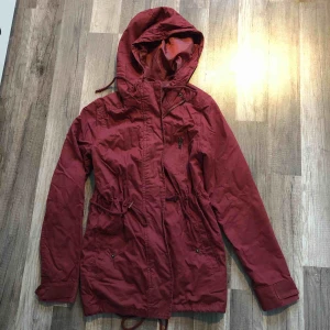  - Som ny anv några få ggr. Stl small men mer som xs tunn vår/sommar jacka . Köparen bet porto