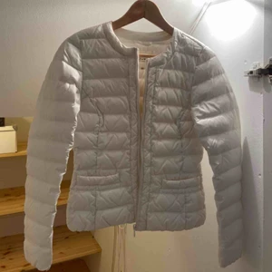  - Vit vårjacka från Lindex! Perfekt för dagar när den svenska solen är lite för sval! Använd ett fåtal gånger. 