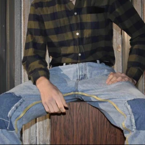  - Jeans med dekoration på ficka bak och i längderna.  Midja: 85 CM  Tvättas i 40 grader 