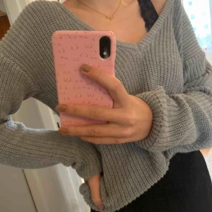  - Jättefin grå stickad tröja från NAKD. Använd men i väldigt bra skick. Snygg både till byxor och att ha över en klänning. Kan mötas upp i centrala Göteborg eller skicka men då tillkommer frakt. 