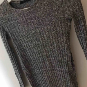  - Jag vet inte exakt vad jag kan kalla den här för. Men de blir jätte fint om man tar på sig ett par vita/svarta byxor under den Men jag vill sälja den eftersom jag har jätte många kläder, och vill rensa ut min garderob. Har aldrig använt den. 