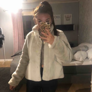  - En  beige pälsjacka från ONLY, helt fri från skador och är i nyskick.  Det finns knappar som man kan stänga jackan med.  Nypris: 499kr 