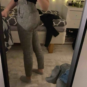  - Chinos från H&M. Sitter jättesnyggt men säljer pga att jag knappt använt dom💗