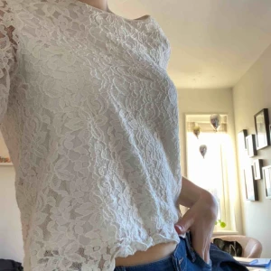  - Supersöt tröja i spets Skriv för fler bilder Strl S 