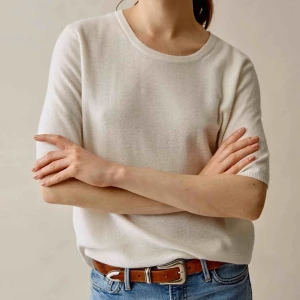  - Soft goat fine knit tshirt i off white. XL. 100% kashmere. Några små noppor längs sidan, men annars väldigt fin, knappt använd! Skickas mot porto