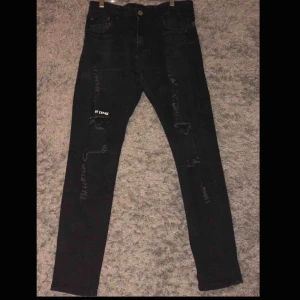  - Säljer ett par jeans med hål i, använd och säljer för dom är för små för mig.