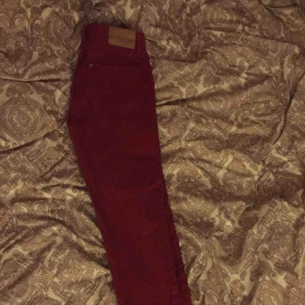Röda högmidjade wide/straight leg jeans. Byxorna fick inte helt plats på bilden, dem är längre i verkligheten, skulle gissa på att de har en längd på 30/32.. Jeans & Byxor.
