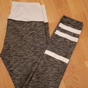  - Sköna och snygga träningsbyxor, använda några gånger men fortfarande som nya om man bortser från att trycket har spruckit lite💕