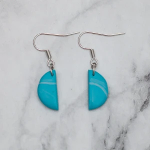  - Fina silverfärgade örhängen med ett hänge i lera. Nickelfria. Fri frakt vid köp över 100:-.