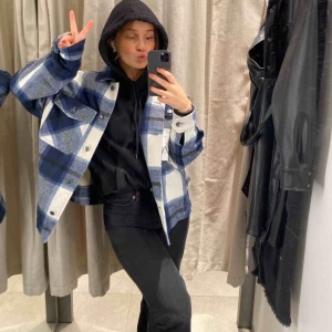  - Jag säljer min trendiga zara jacka Nästan helt ny, använt fåtal gånger Storlek XS