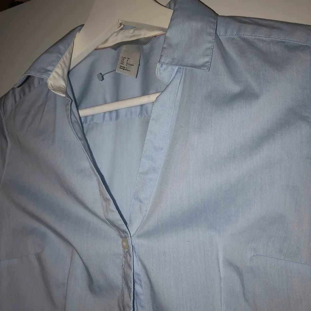 Ljusblå skjorta från H&M i storlek 36, endast testad. . Skjortor.