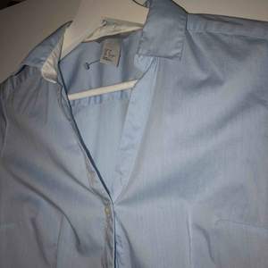 Ljusblå skjorta från H&M i storlek 36, endast testad. 