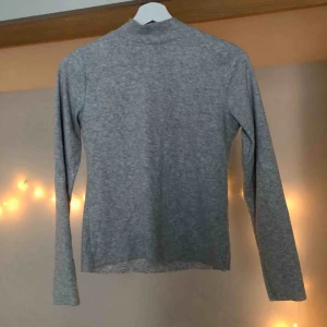  - Mycket gosig polotröja från BikBok. Materialet är så mjukt och skönt! Perfekta myströjan!!