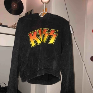  - Snygg kort hoodie med KISS på😄