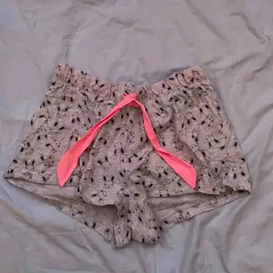 Pyjamas shorts med kaniner på🐰🐰, från Cubus. Storlek S! Du står för frakten💖💖