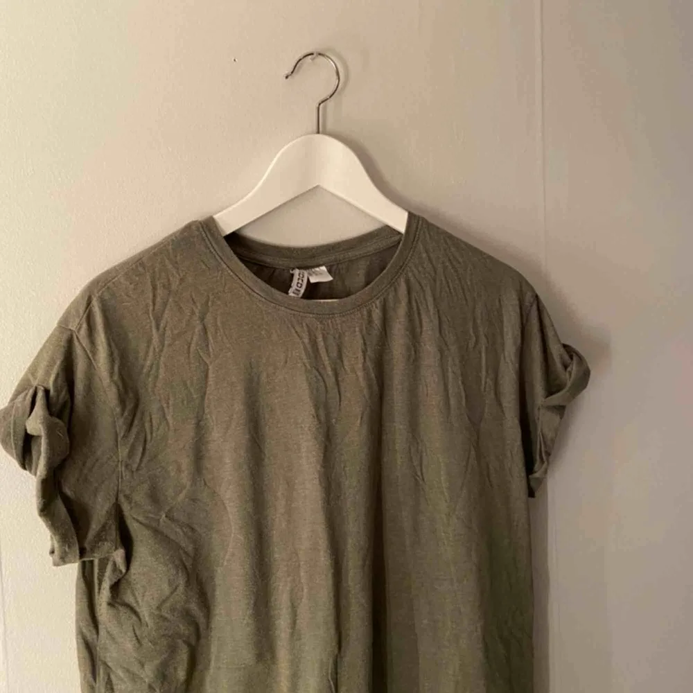 Tshirtklänning från h&m. Funkar som klänning för personer som har storlek XS och S och som en oversize tshirt för personer med storlek M och L.. T-shirts.