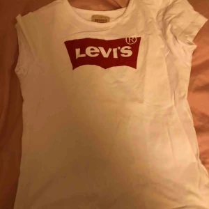 - Levis tröja
