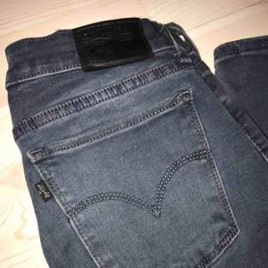Ett par väldig snygga jeans från Levis, men dock använder jag inte skinny jeans längre. Nypris: 700 säljer för: 150. Frakten står köparen för om du inte kan möttas upp 😊