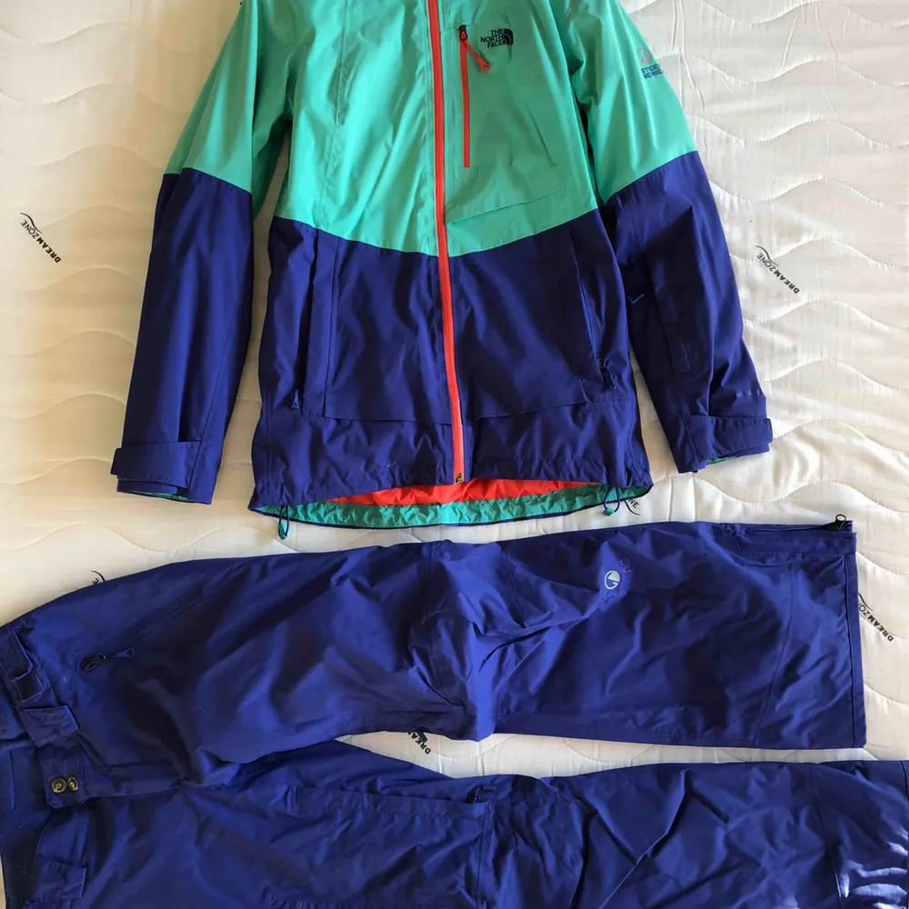 Superfint North Face set av Steep Series skidkläder. Både jacka och byxor är i storlek S. Endast använda 2 skidresor! Köpare står för frakt! . Jackor.