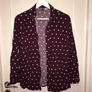  - Vinröd, prickig skjorta i storlek 38. Köpt på H&M. Använd endast en gång. Kontakta om du är intresserad för mer information.