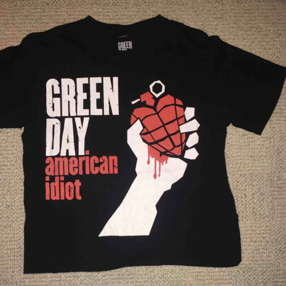 Green Day T-shirt med Amercan Idiot loggan. Knappt använd. . T-shirts.