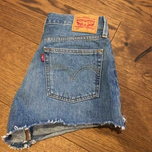  - Jättefina och oanvända Levis short, tyvärr så är shortsen för stora, därför säljer jag dem.  Storlek: S, skulle säga att den passar till w27-w28  Möter upp eller fraktar, köparen ta hand om frakten.