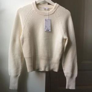  - Helt ny och oanvänd tröja från Uniqlo i supersnygg modell! Materialet är kashmir blandat med högkvalitativ bomull. Säljer för hälften av ursprungspriset!