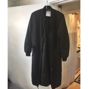  - Super snygg lång bomberjacka/kappa. Knappt använd. Bra kvalitet. 