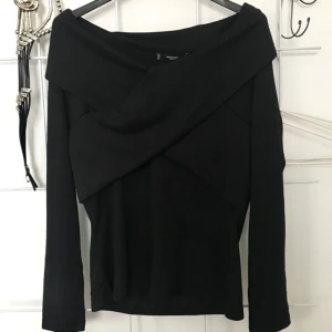  - Superfin tröja som kan bäras på olika sätt, passar storlek XS/S (även M beroende på byststorlek). Inköpt på Mango och är helt oanvänd med lappar kvar. 