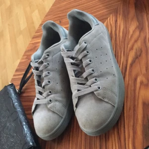  - Gråa skor som passar till våren, sommaren väldigt fina och köpta föra året men de kom inte till nåt användning för jag har liknade skor Inkl frakt🌹