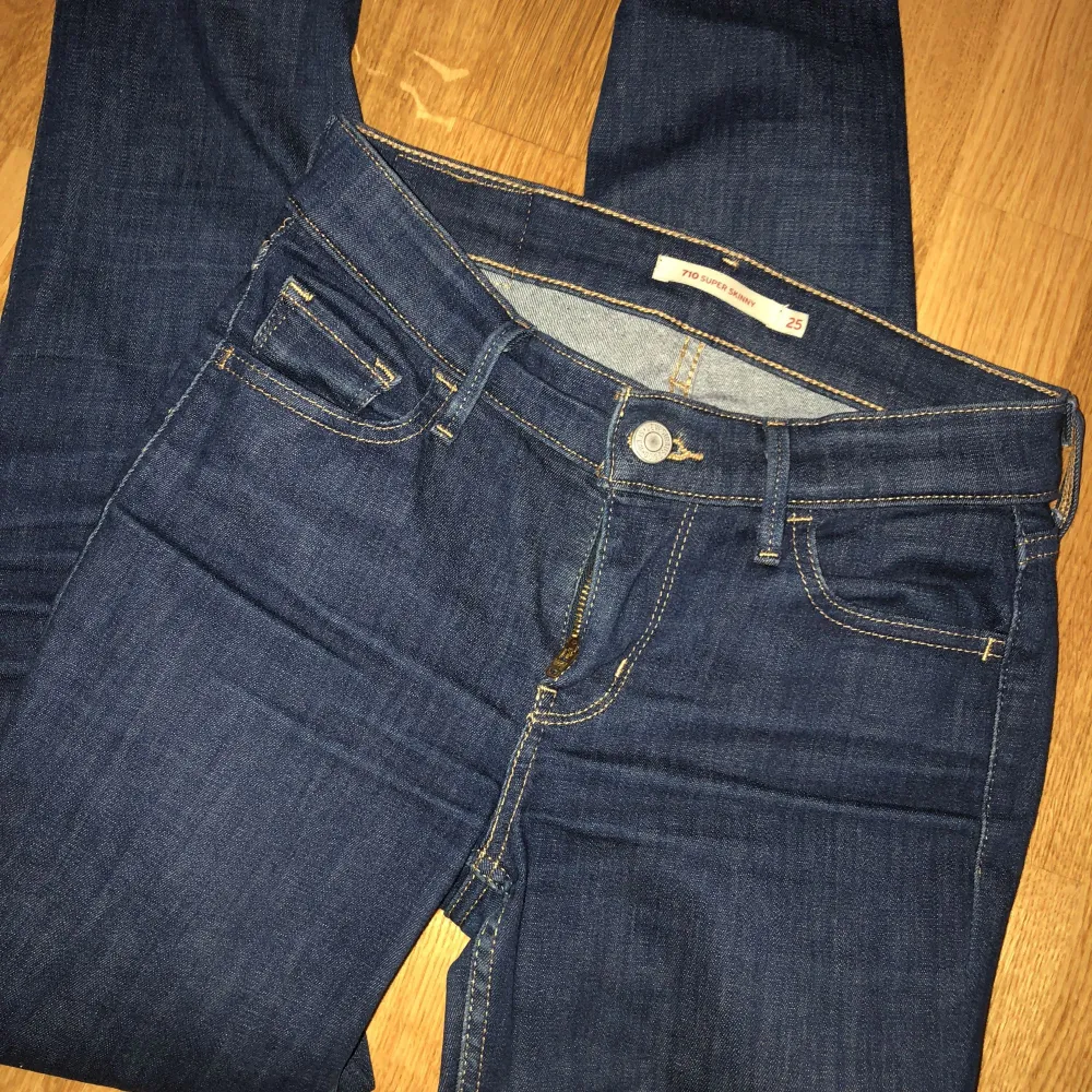 Levis byxor i fint skick! Passform: slim fit, storleken stämmer bra. Otroligt sköna byxor/jeans! Säljs pga använder aldrig. ( ursprungspris: 899kr ). Jeans & Byxor.