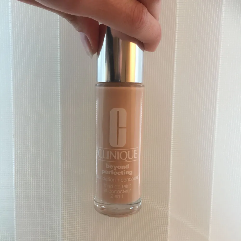 Foundation + concealer 2 in 1 ”beyond perfecting” från Clinique. Ger verkligen vad den erbjuder! Hög täckgrad utan att se kakig ut. Säljer denna eftersom jag slutat använda foundations, så bättre att någon annan får nytta av den. Pris och frakt kan diskuteras. Villig att mötas upp!. Accessoarer.