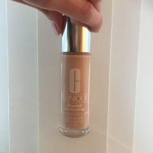 Foundation + concealer 2 in 1 ”beyond perfecting” från Clinique. Ger verkligen vad den erbjuder! Hög täckgrad utan att se kakig ut. Säljer denna eftersom jag slutat använda foundations, så bättre att någon annan får nytta av den. Pris och frakt kan diskuteras. Villig att mötas upp!