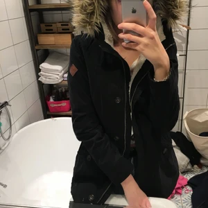  - En varm och fin jacka från hollister i färgen svart med teddy tyg intill och fuskpäls på kragen för mer bilder skriv kan mötas upp på Södermalm eller frakta (köparen står för frakten)💘