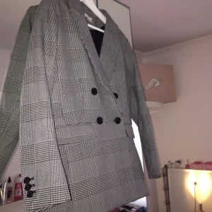  - Rutig kappa. Super bra kvalité och så trendig!  Pris kan diskuteras. ❤️ Använd 1 gång.