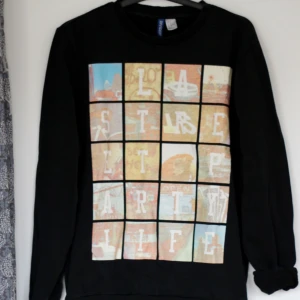  - Långärmad, svart tröja från H&M Divided Man i storlek M. Mudd nedtill på båda ärmarna samt tröjan. Tryck framtill. Bomull och polyester.  Kan mötas upp i Göteborg eller fraktar mot betalning.