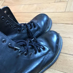  - Vintage Dr. Martens i storlek 35. Litet slitna men går såklart att putsa upp! 🌸