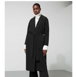  - Svart kappa från weekday. Köpt för 800kr. Passar till sommar och vår.