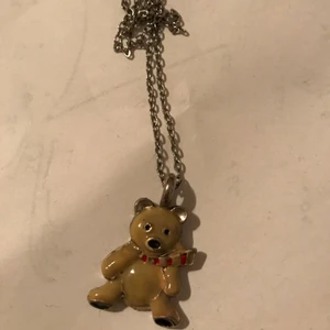  - Halsband med nalle berlock